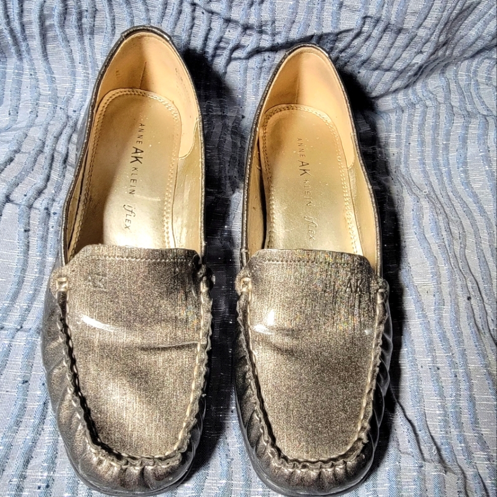 Anne Klein Vama Patent Loafer Metallic Bronze Size 6.5 in good condition.